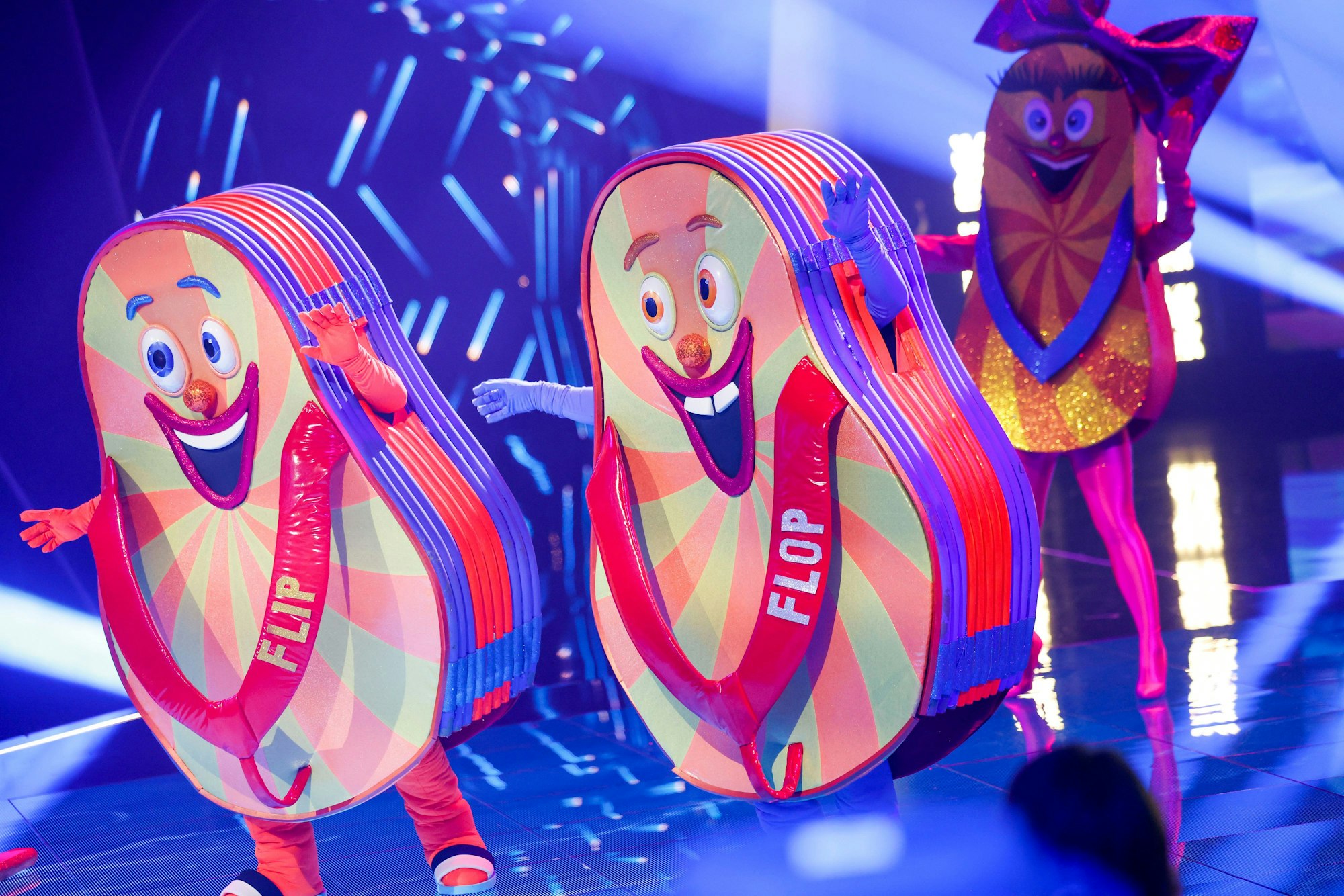 18.05.2024, Nordrhein-Westfalen, Köln: Die Figur ·Der Flip Flop· steht im Finale der Prosieben-Show "The Masked Singer" auf der Bühne. Foto: Thomas Banneyer/dpa +++ dpa-Bildfunk +++