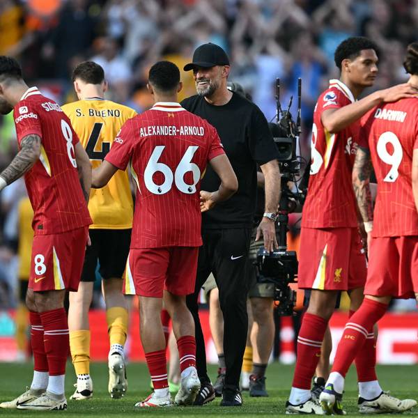 Jürgen Klopp feiert mit seinen Spielern seinen Abschied vom FC Liverpool auf dem Rasen von Anfield.