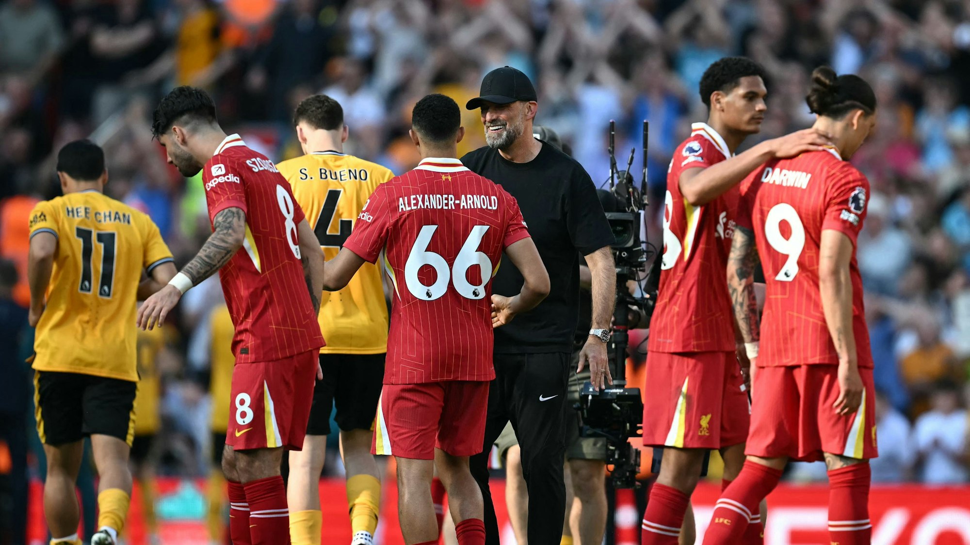 Jürgen Klopp feiert mit seinen Spielern seinen Abschied vom FC Liverpool auf dem Rasen von Anfield.
