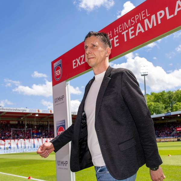 Christian Keller, Sport-Geschäftsführer des 1. FC Köln, schaut konsterniert nach der 1:4-Niederlage beim 1. FC Heidenheim.