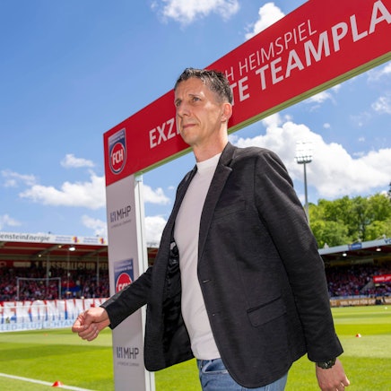Christian Keller, Sport-Geschäftsführer des 1. FC Köln, schaut konsterniert nach der 1:4-Niederlage beim 1. FC Heidenheim.