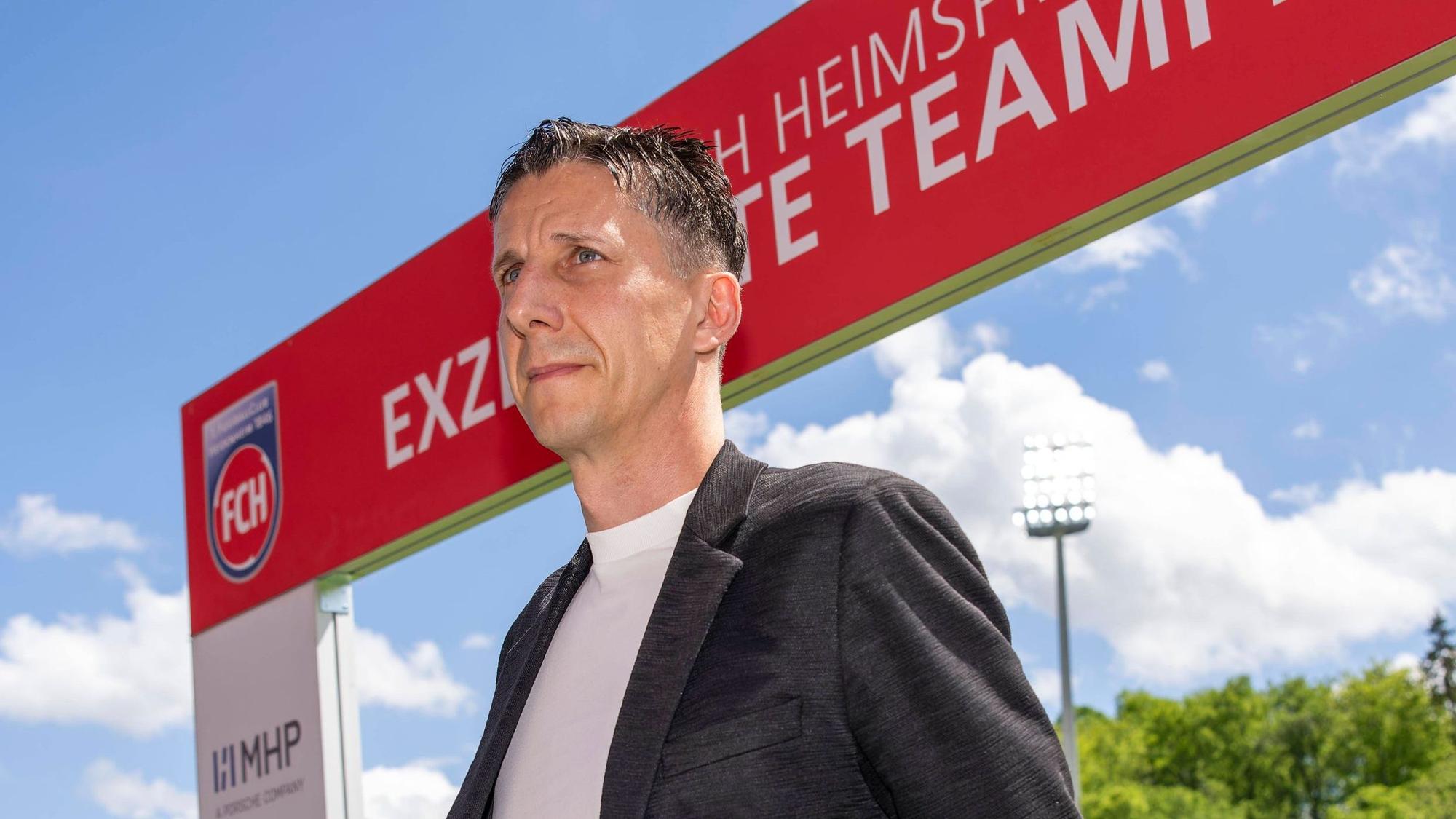 Christian Keller, Sport-Geschäftsführer des 1. FC Köln, schaut konsterniert nach der 1:4-Niederlage beim 1. FC Heidenheim.