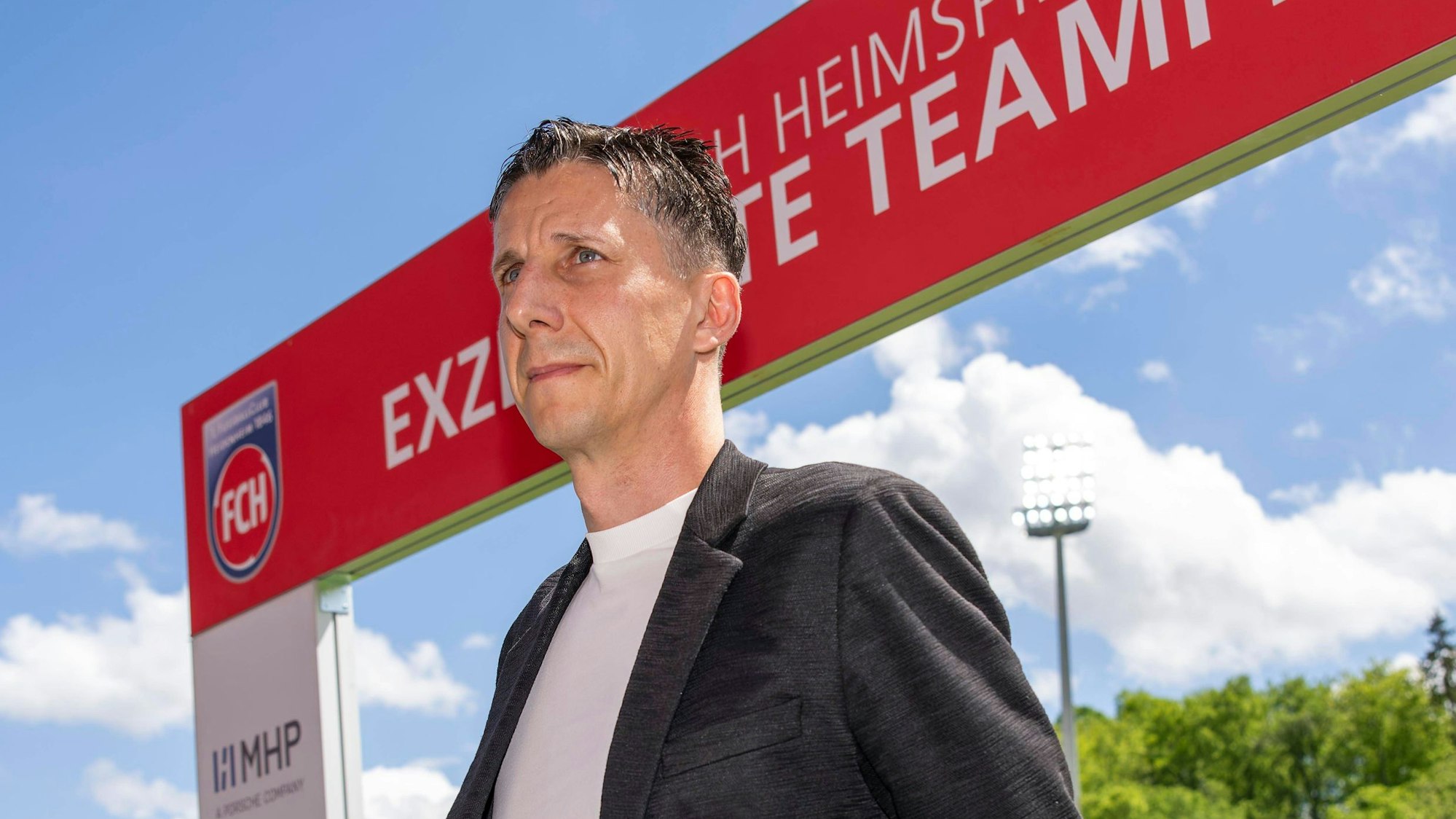 Christian Keller, Sport-Geschäftsführer des 1. FC Köln, schaut konsterniert nach der 1:4-Niederlage beim 1. FC Heidenheim.