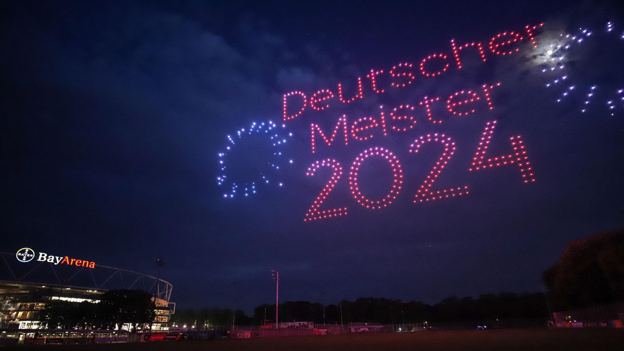 600 Drohnen projizierten die Bilder an den Leverkusener Nachthimmel.