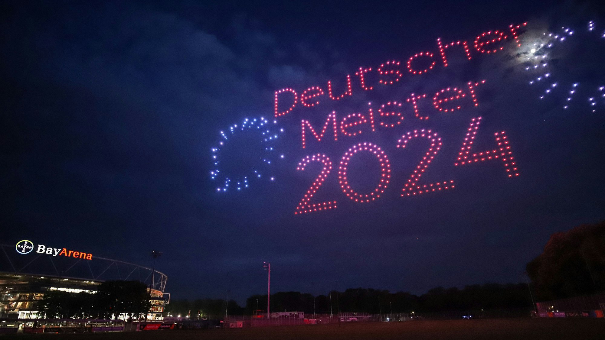 600 Drohnen projizierten die Bilder an den Leverkusener Nachthimmel.