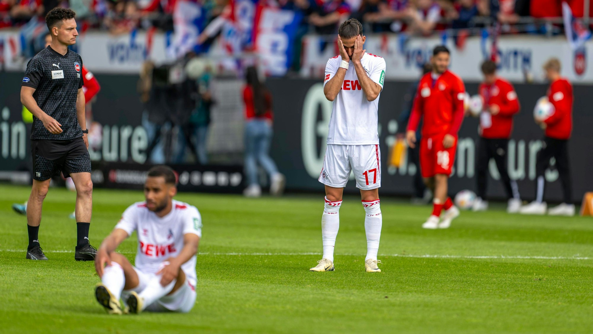 Der 1. FC Köln ist zum siebten Mal aus der Bundesliga abgestiegen.