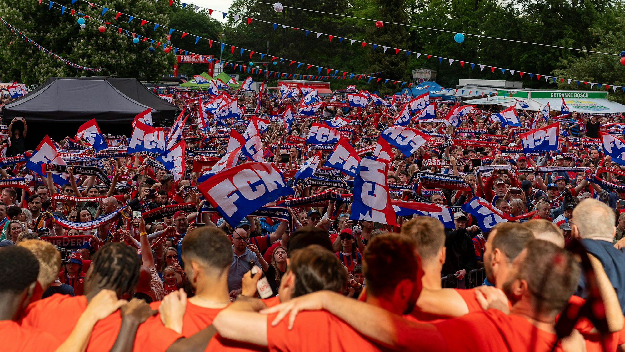 Die Mannschaft des 1. FC Heidenheim feierte am Samstagabend mit ihren Fans das Erreichen von Platz 8.