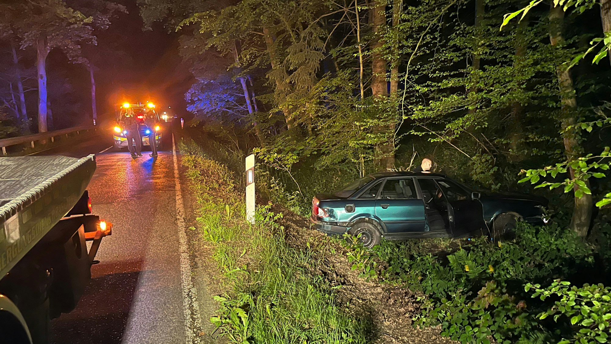 Ein Autofahrer ist mit ienem Auto im Graben gelandet und dann geflüchtet. Der Wagen war bis zum Mittwoch sichergestellt.