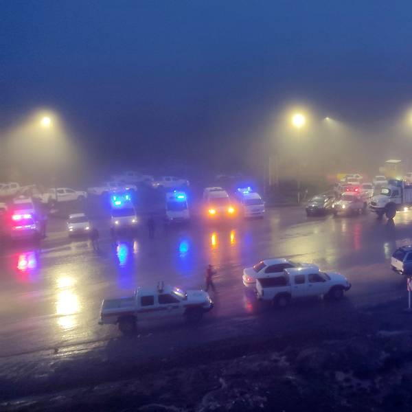 Auf diesem von der Nachrichtenagentur Moj zur Verfügung gestellten Foto sind Fahrzeuge von Rettungsteams in der Nähe des Unglücksortes des Hubschraubers mit dem iranischen Präsidenten Ebrahim Raisi in Varzaghan im Nordwesten des Iran zu sehen.