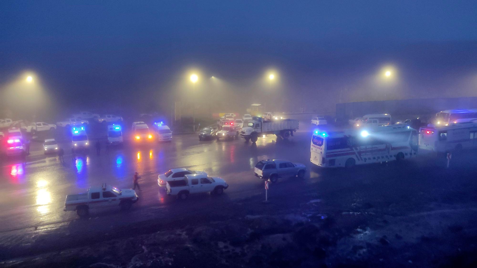 Auf diesem von der Nachrichtenagentur Moj zur Verfügung gestellten Foto sind Fahrzeuge von Rettungsteams in der Nähe des Unglücksortes des Hubschraubers mit dem iranischen Präsidenten Ebrahim Raisi in Varzaghan im Nordwesten des Iran zu sehen.