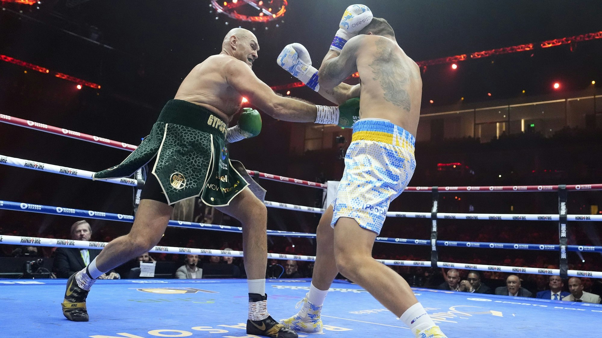 18.05.2024, Saudi-Arabien, Riad: Tyson Fury (l) kämpft gegen Oleksandr Usyk um mehrere Weltmeistertitel im Schwergewicht in der Kingdom Arena. Foto: Nick Potts/PA Wire/dpa +++ dpa-Bildfunk +++