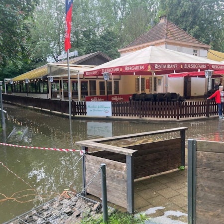 Biergarten unter Wasser