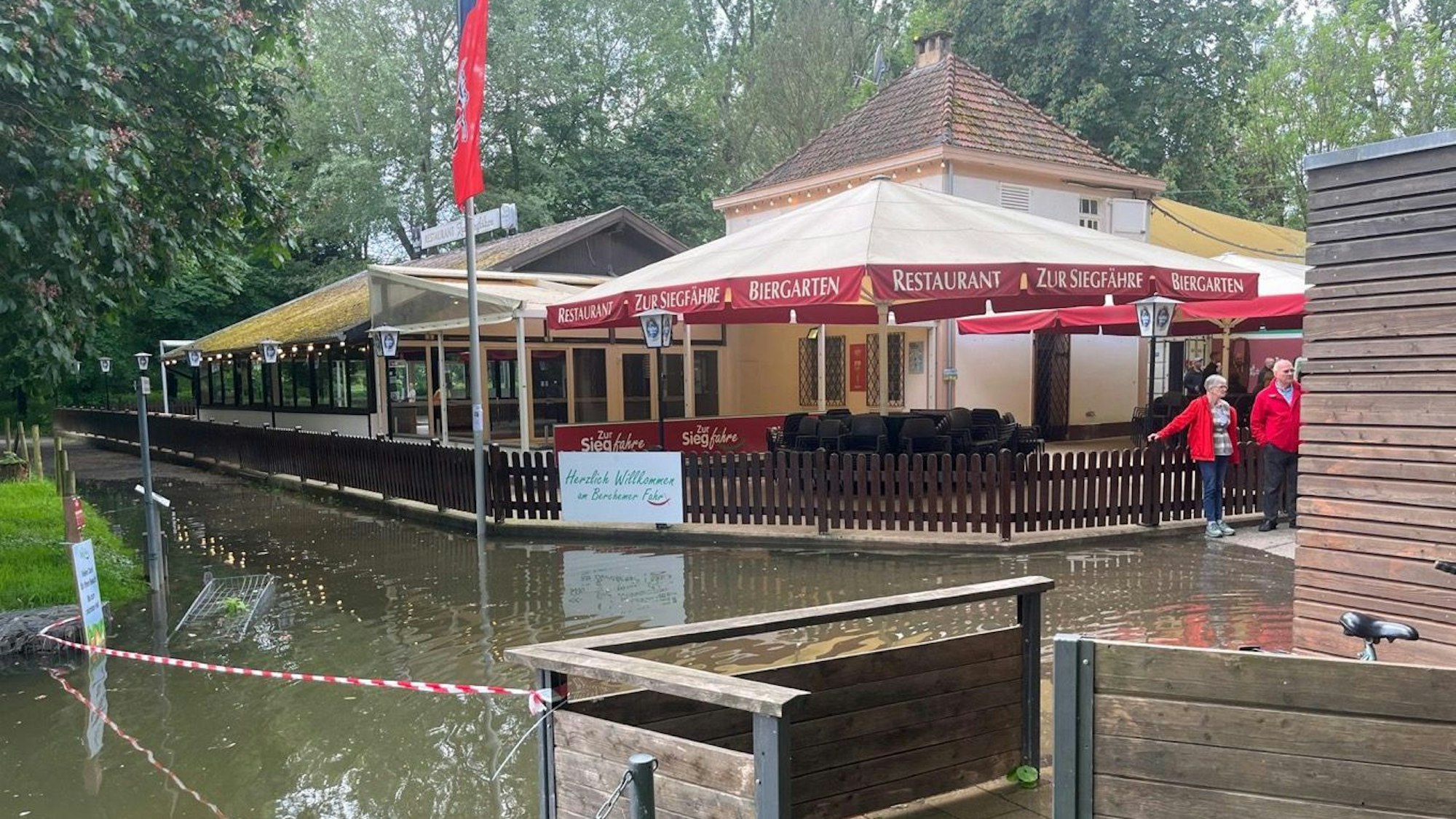 Biergarten unter Wasser