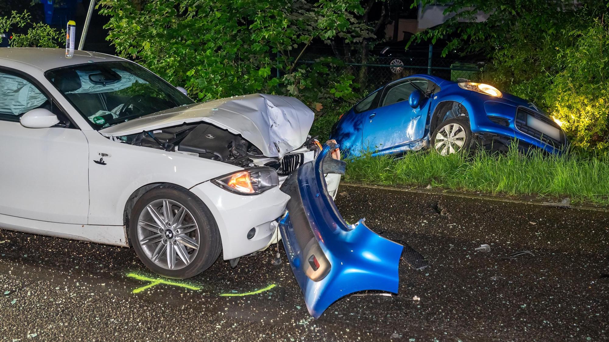 Zwei schwer beschädigte Autos.