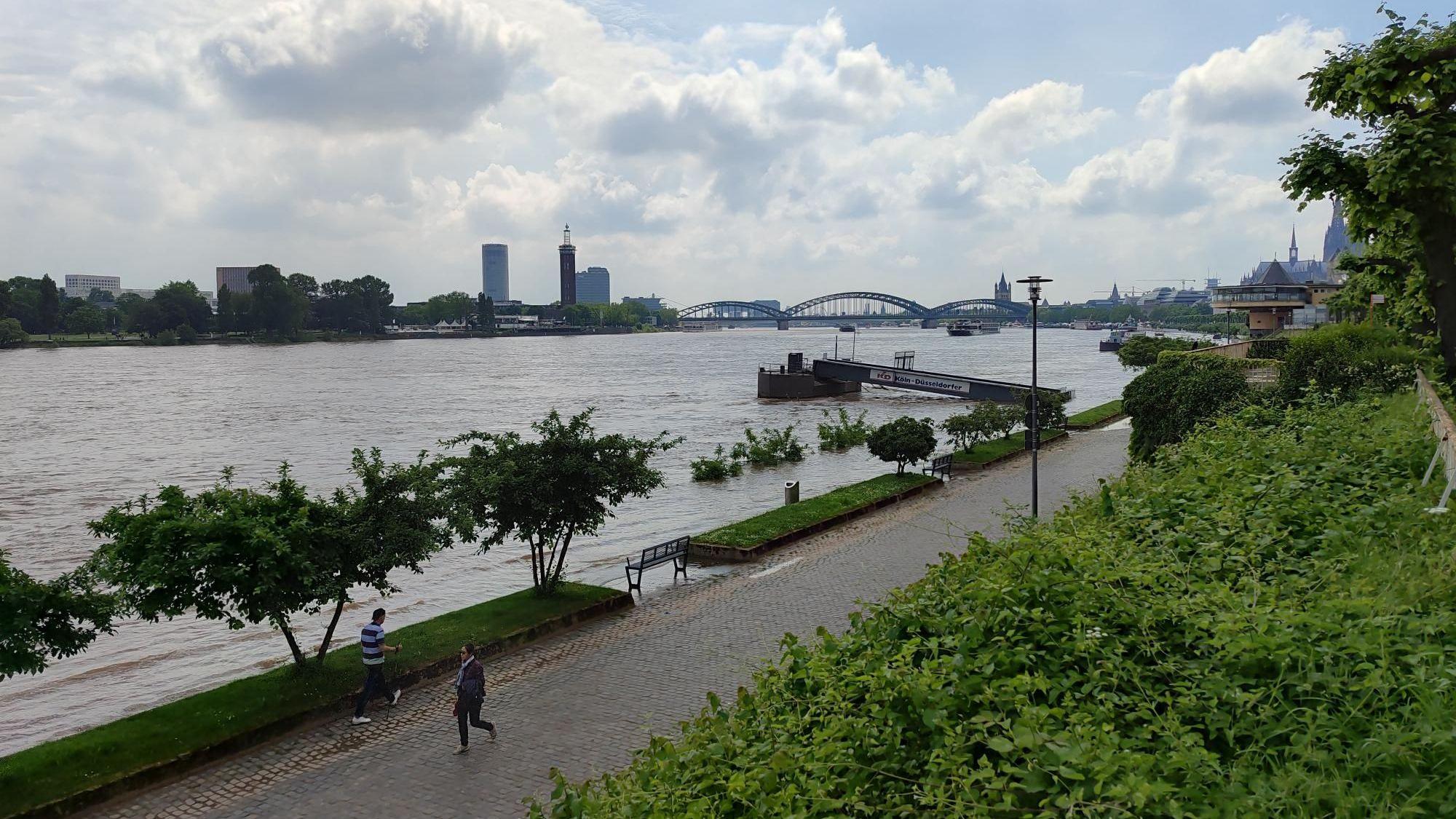 Ein Blick auf den Rhein am Sonntagnachmittag in Köln