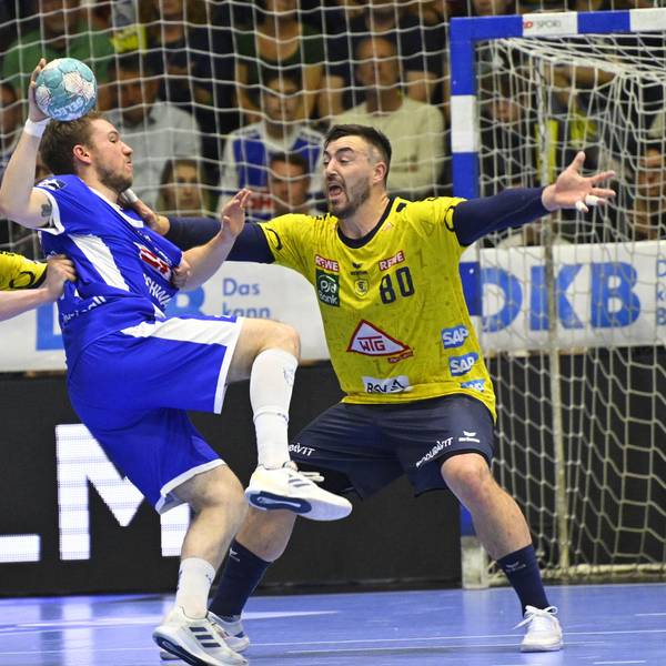 VfL-Spieler Dominik Mappes setzt sich in einem Handballspiel gegen die Abwehr der Rhein-Neckar Löwen durch.