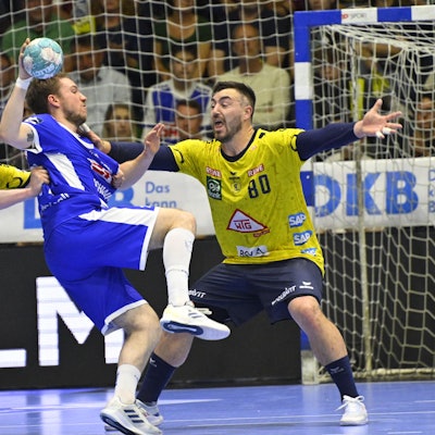 VfL-Spieler Dominik Mappes setzt sich in einem Handballspiel gegen die Abwehr der Rhein-Neckar Löwen durch.