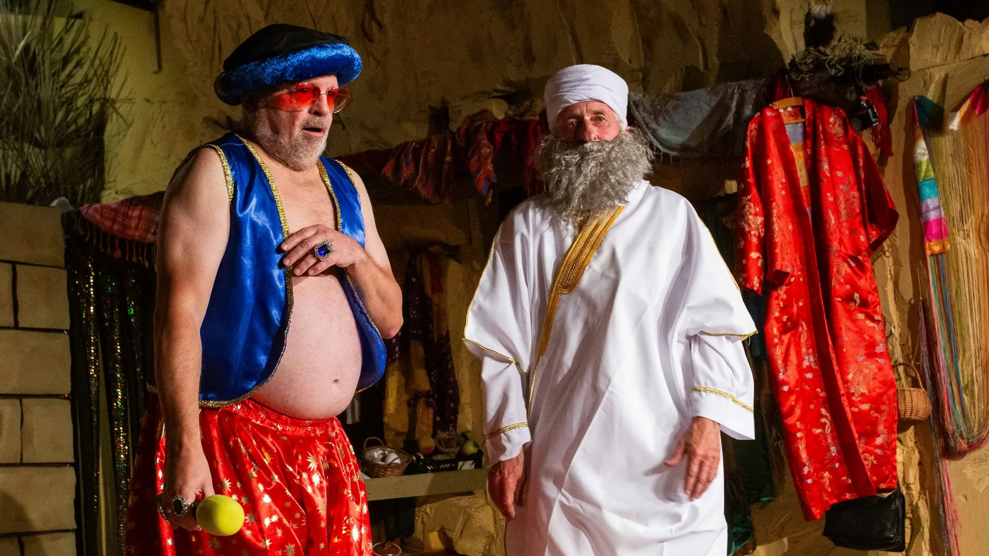 Zwei Männer in orientalischen Kostümen.