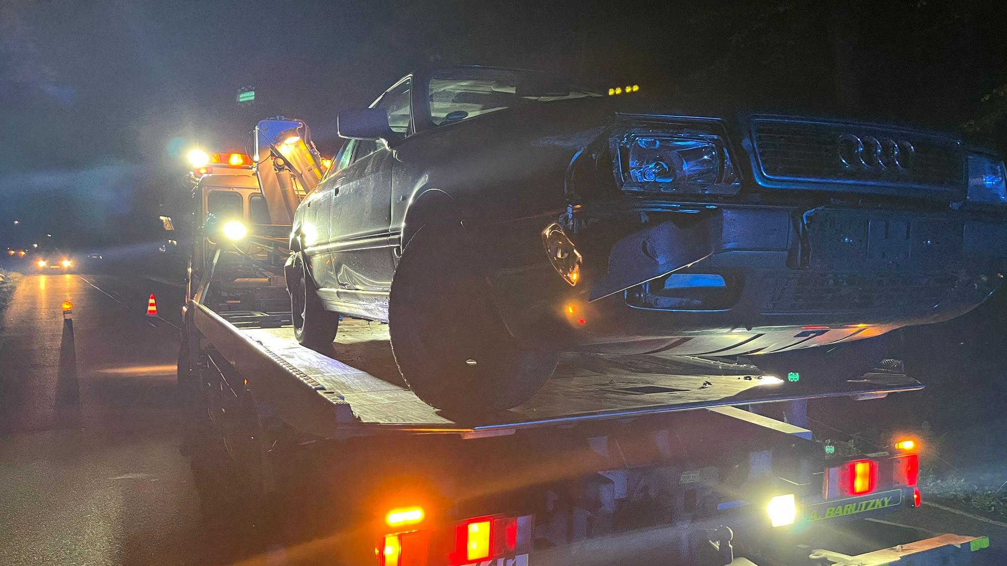 Ein beschädigtes Unfallauto steht auf einem Abschleppwagen.