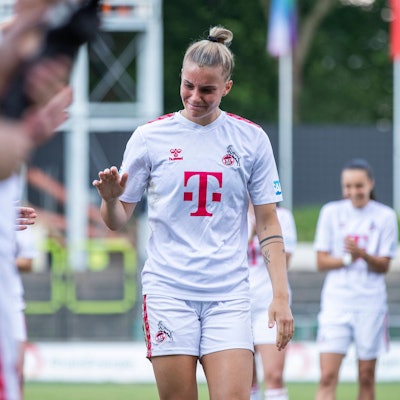 GOOGLE PIXEL Frauen-Bundesliga: 1. FC Köln - Eintracht Frankfurt, 20.05.2024 Selina Cerci 1. FC Köln, 29 weint bei ihrer Verabschiedung. GOOGLE PIXEL Frauen-Bundesliga, 1. FC Köln - Eintracht Frankfurt, 22. Spieltag, am 20.05.2024, Franz-Kremer-Stadion, Köln DFL regulations prohibit any use of photographs as image sequences and/or quasi-video *** GOOGLE PIXEL Frauen Bundesliga 1 FC Köln Eintracht Frankfurt, 20 05 2024 Selina Cerci 1 FC Köln, 29 cries at her farewell GOOGLE PIXEL Frauen Bundesliga, 1 FC Köln Eintracht Frankfurt, 22 Spieltag, am 20 05 2024, Franz Kremer Stadion, Köln DFL regulations prohibit any use of photographs as image sequences and or quasi video Copyright: xBEAUTIFULxSPORTS/Meuselx