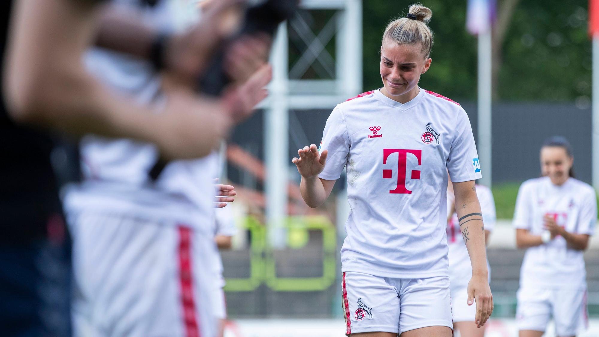 GOOGLE PIXEL Frauen-Bundesliga: 1. FC Köln - Eintracht Frankfurt, 20.05.2024 Selina Cerci 1. FC Köln, 29 weint bei ihrer Verabschiedung. GOOGLE PIXEL Frauen-Bundesliga, 1. FC Köln - Eintracht Frankfurt, 22. Spieltag, am 20.05.2024, Franz-Kremer-Stadion, Köln DFL regulations prohibit any use of photographs as image sequences and/or quasi-video *** GOOGLE PIXEL Frauen Bundesliga 1 FC Köln Eintracht Frankfurt, 20 05 2024 Selina Cerci 1 FC Köln, 29 cries at her farewell GOOGLE PIXEL Frauen Bundesliga, 1 FC Köln Eintracht Frankfurt, 22 Spieltag, am 20 05 2024, Franz Kremer Stadion, Köln DFL regulations prohibit any use of photographs as image sequences and or quasi video Copyright: xBEAUTIFULxSPORTS/Meuselx