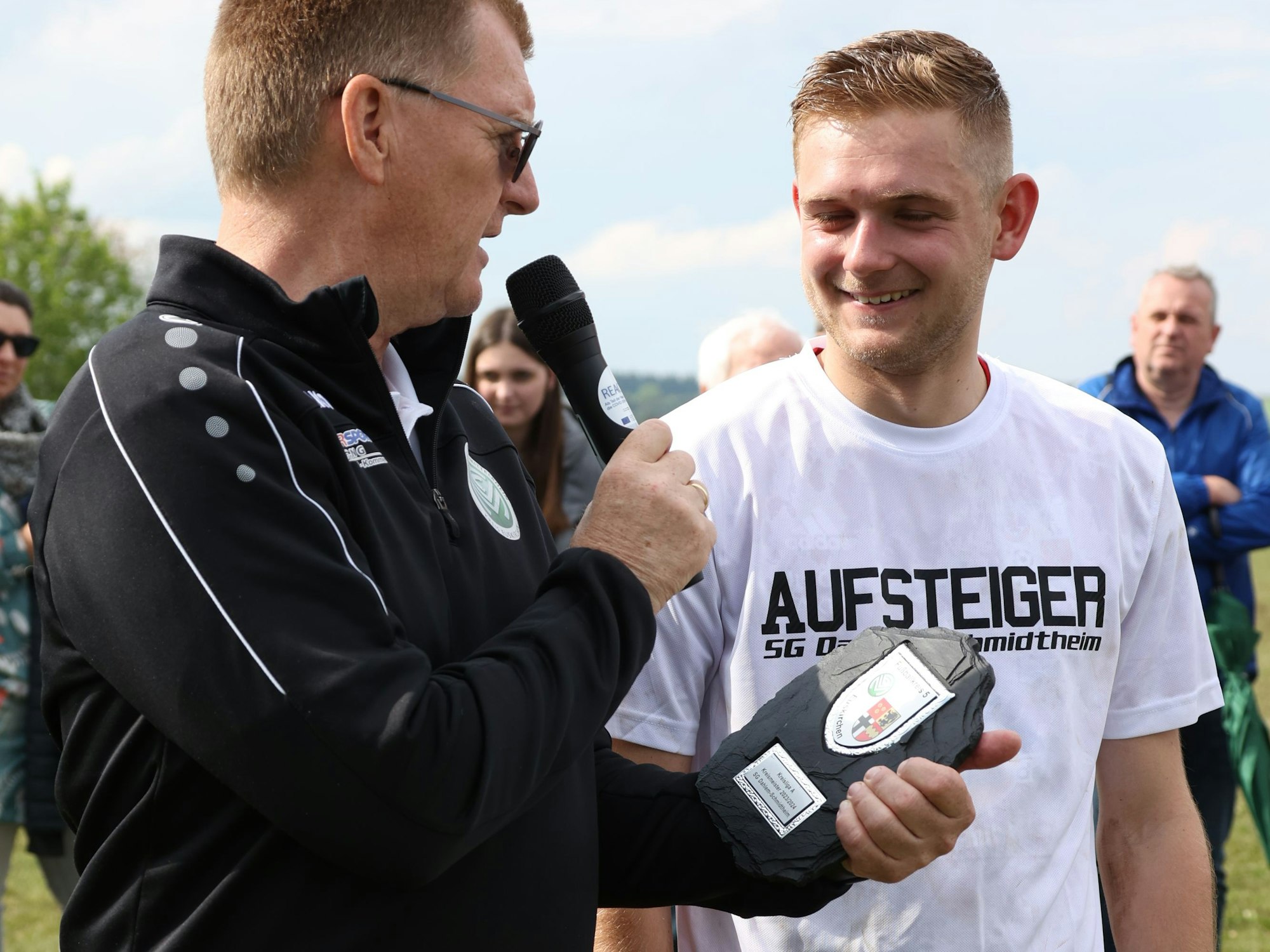 Der Kapitän einer Fußballmannschaft erhält eine Auszeichnung.