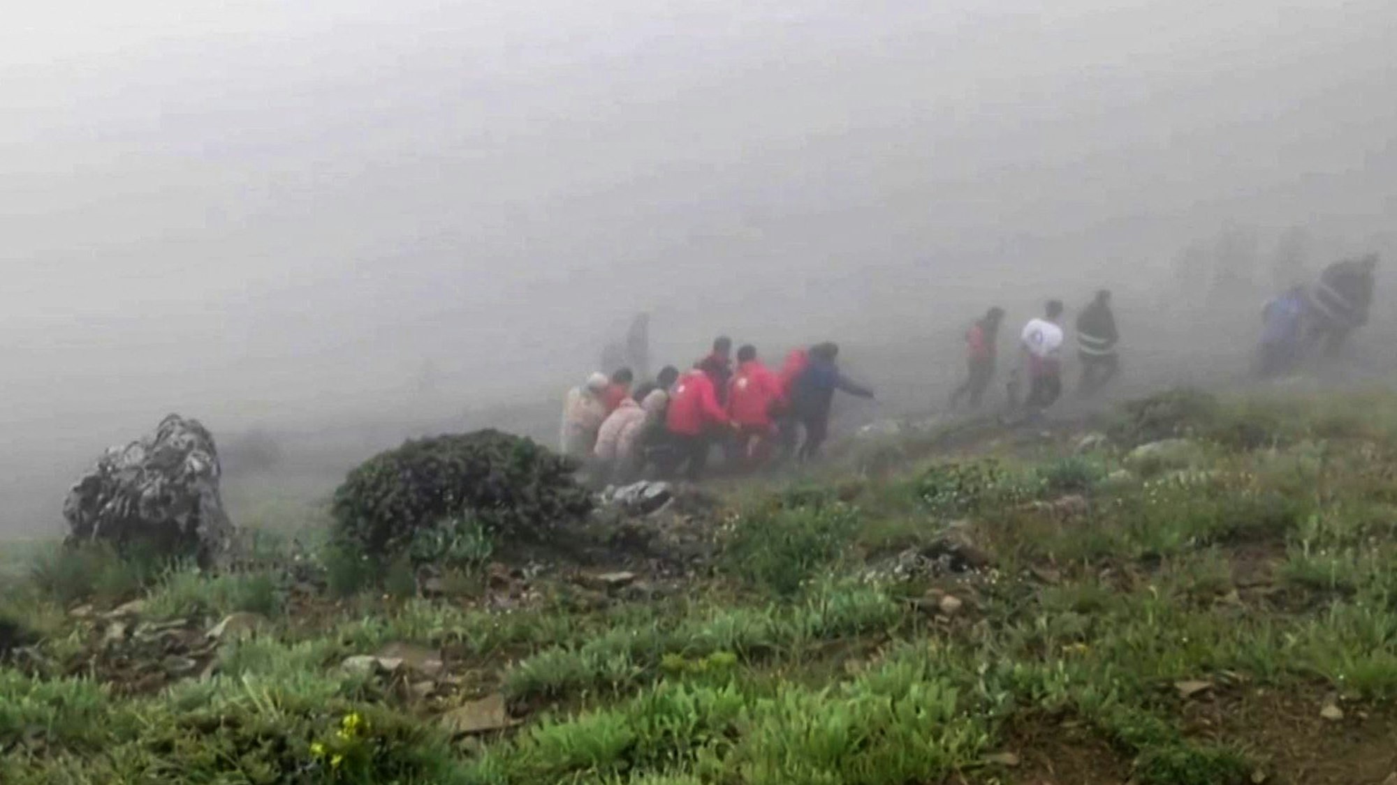 Suchtrupps sind auf dem Weg zum Hubschauber-Wrack des abgestürzten iranischen Staatspräsidenten Ebrahim Raisi in den Bergen der Provinz Ost-Aserbaischan. Raisi stürzte in dichtem Nebel an einem bewaldeten Berghang ab.AFP