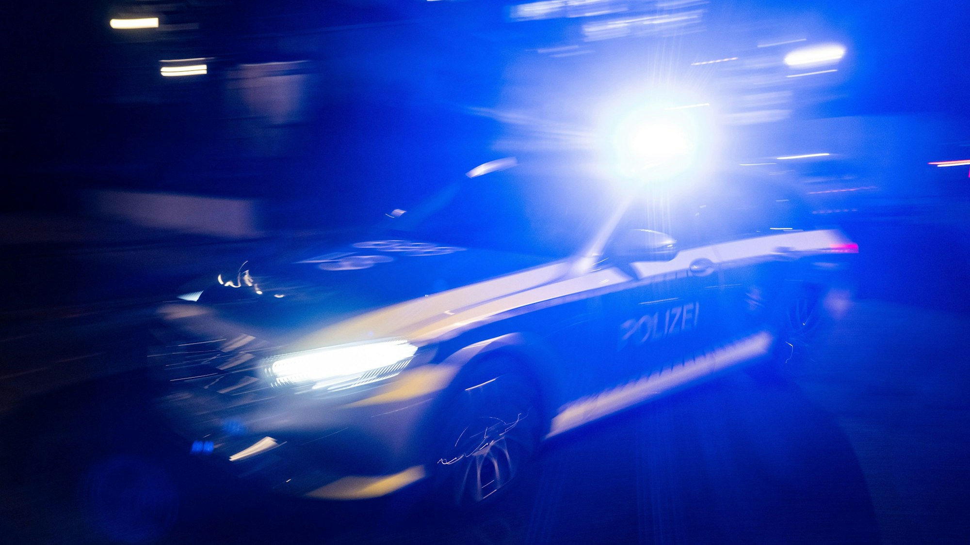 In Köln-Deutz und auf der Autobahn sollen sich Fahrer ein Rennen geliefert haben (Symbolbild).
