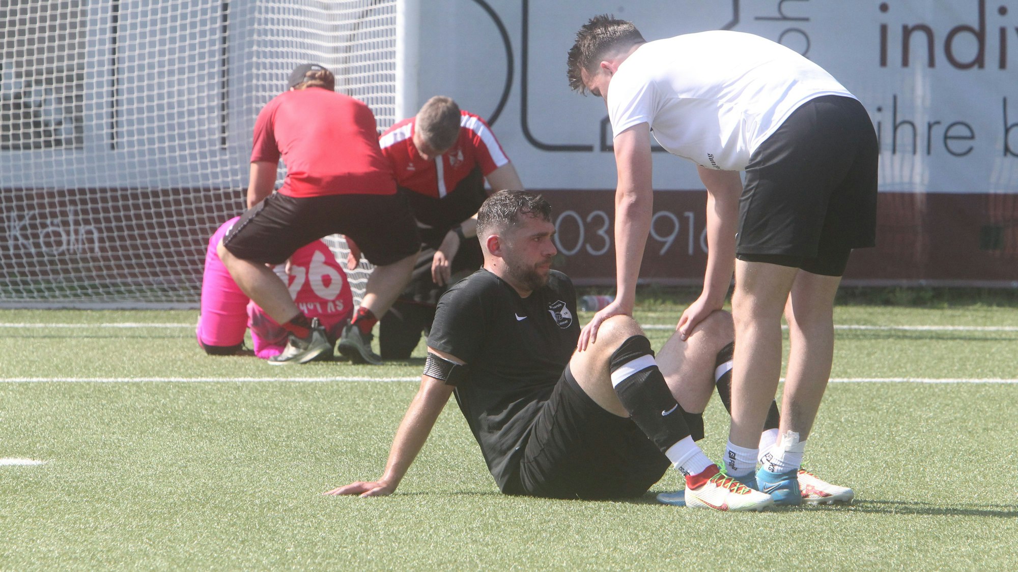 Die Spieler des SV Lohmar müssen nach dem Abpfiff getröstet werden.