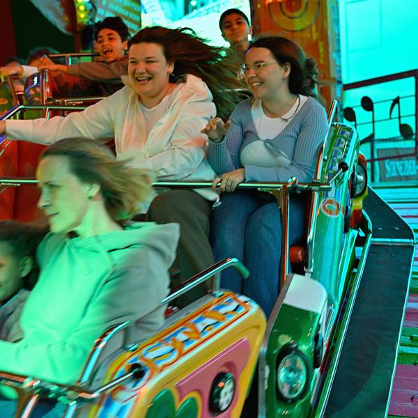 Nervenkitzel gehört zur Pfingstkirmes dazu - und gelacht wird auch.
