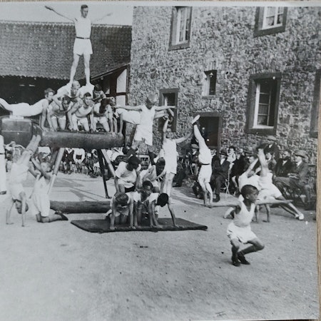 Das Bild zeigt die Turner im Hof des Brauhauses in Kreuzweingarten.