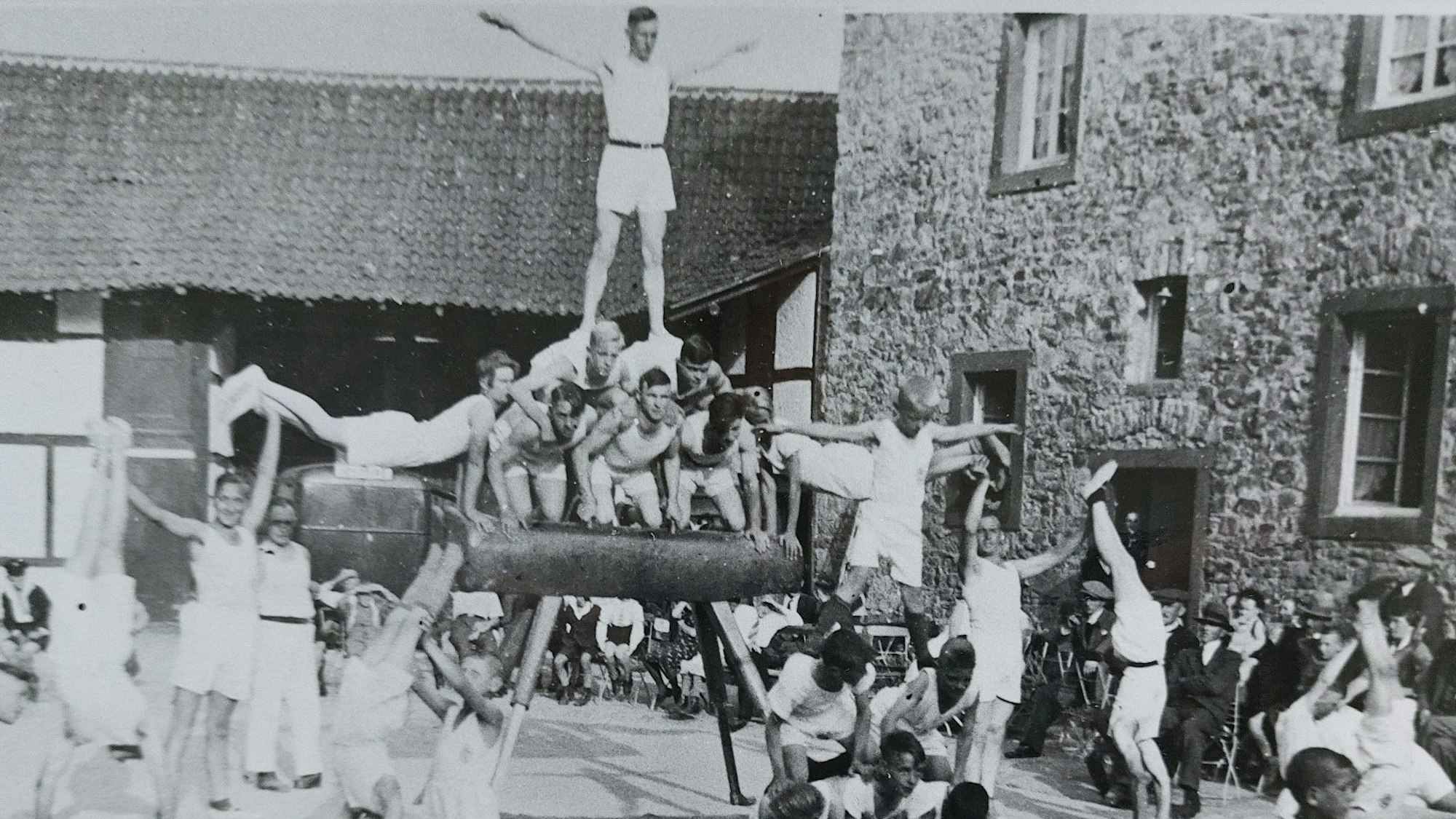 Das Bild zeigt die Turner im Hof des Brauhauses in Kreuzweingarten.
