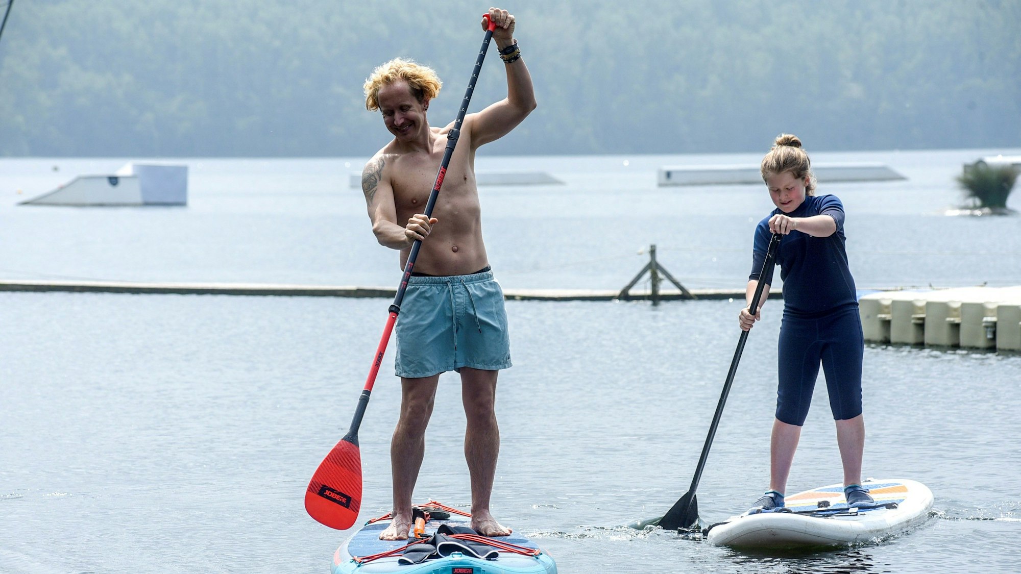 Florian Peil und der junge Ole hatten zum Stehpaddeln am Bleibtreusee ihre eigenen Boards mitgebracht.