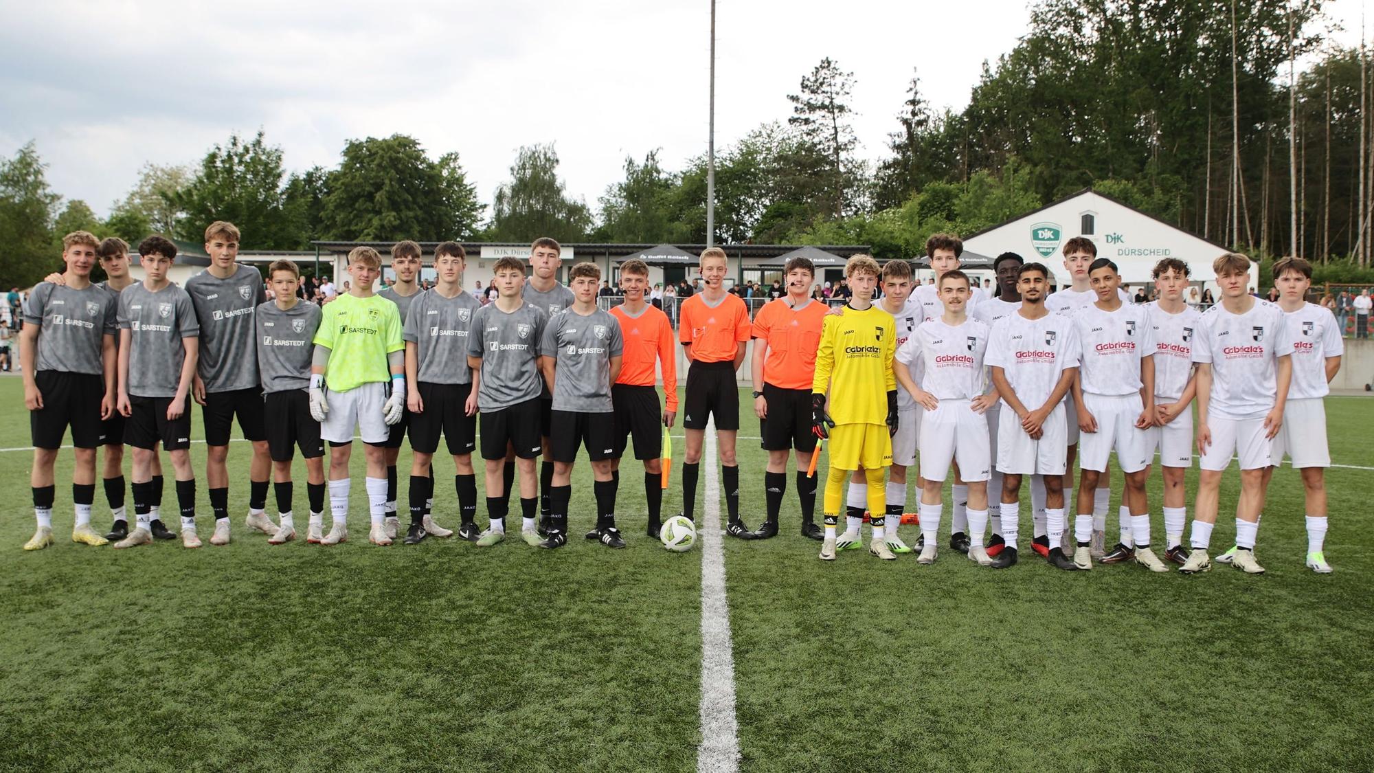 Großes Gruppenfoto der B-Junioren-Teams aus Nümbrecht und Wiehl.