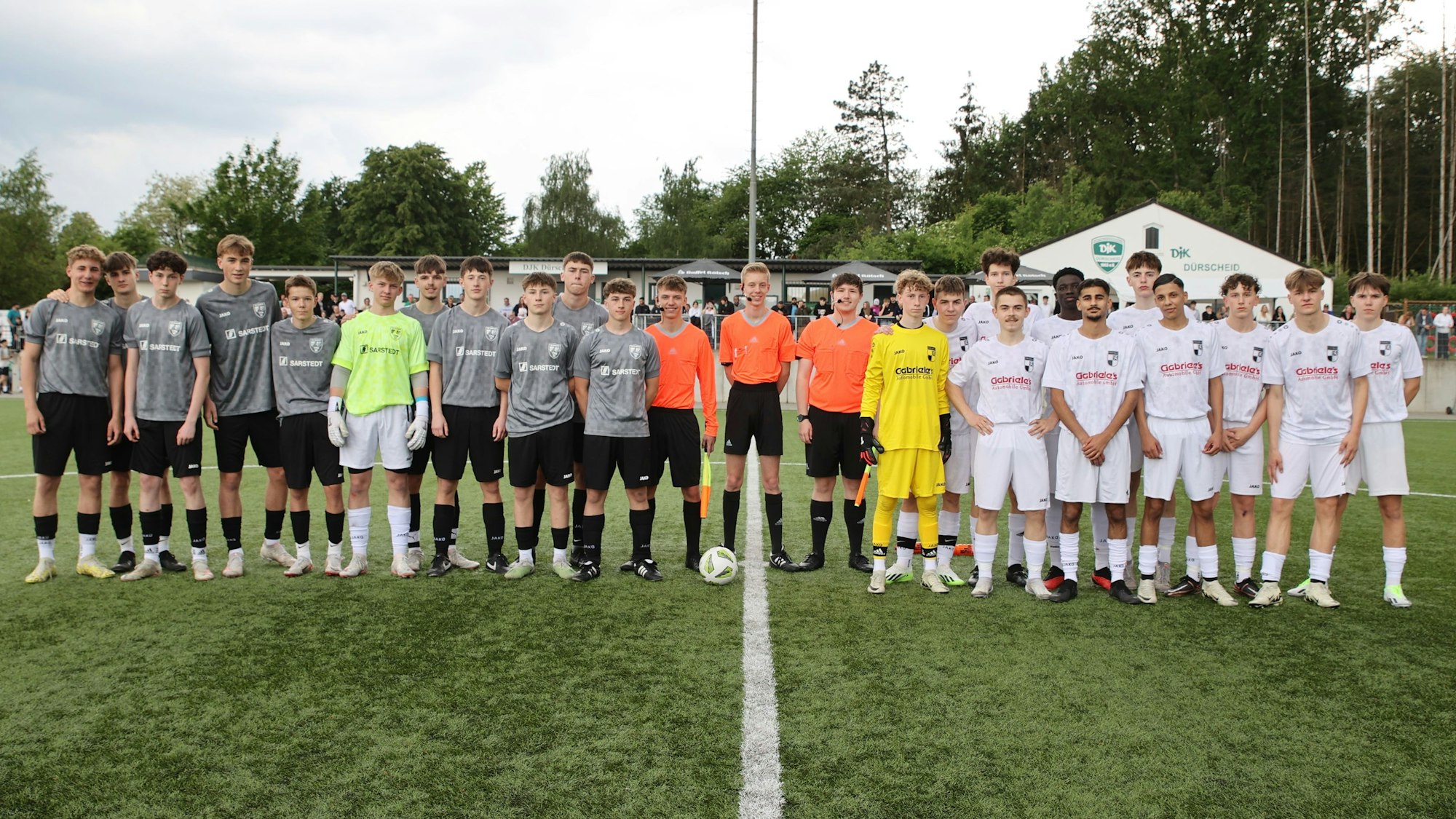Großes Gruppenfoto der B-Junioren-Teams aus Nümbrecht und Wiehl.