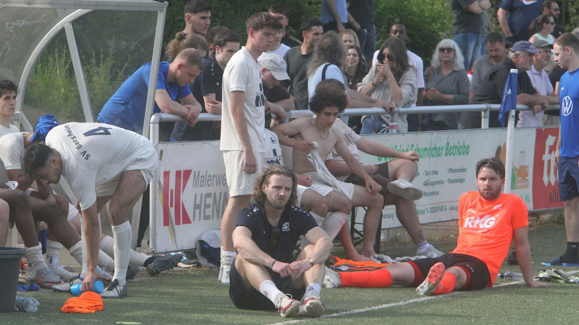 Entsetzte Gesichter: Der SV Bergheim steigt in die A-Liga ab.