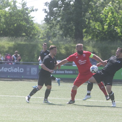 Duell der Kapitäne: Özgün Günal (Mitte) von den SF Troisdorf und Christian Banz vom SV Lohmar.