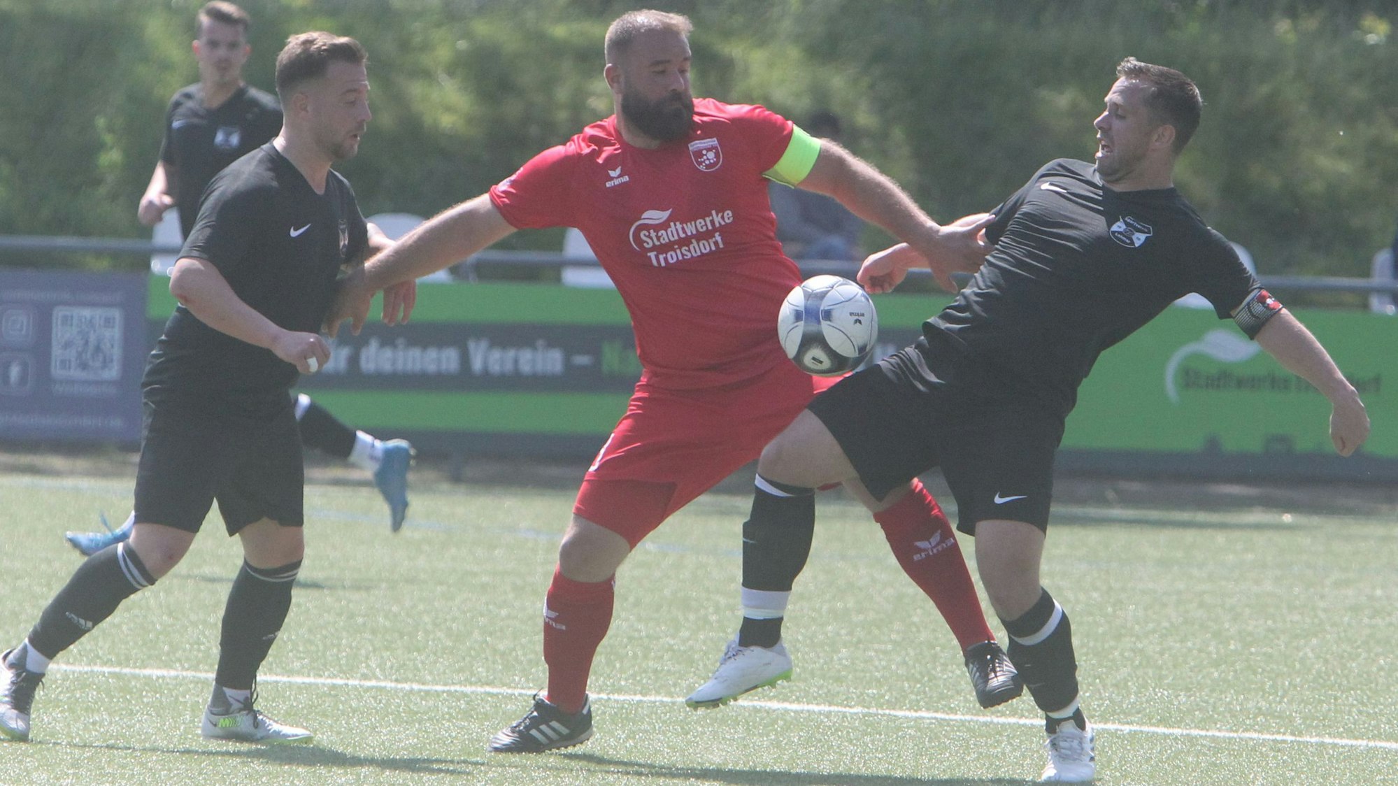 Duell der Kapitäne: Özgün Günal (Mitte) von den SF Troisdorf und Christian Banz vom SV Lohmar.