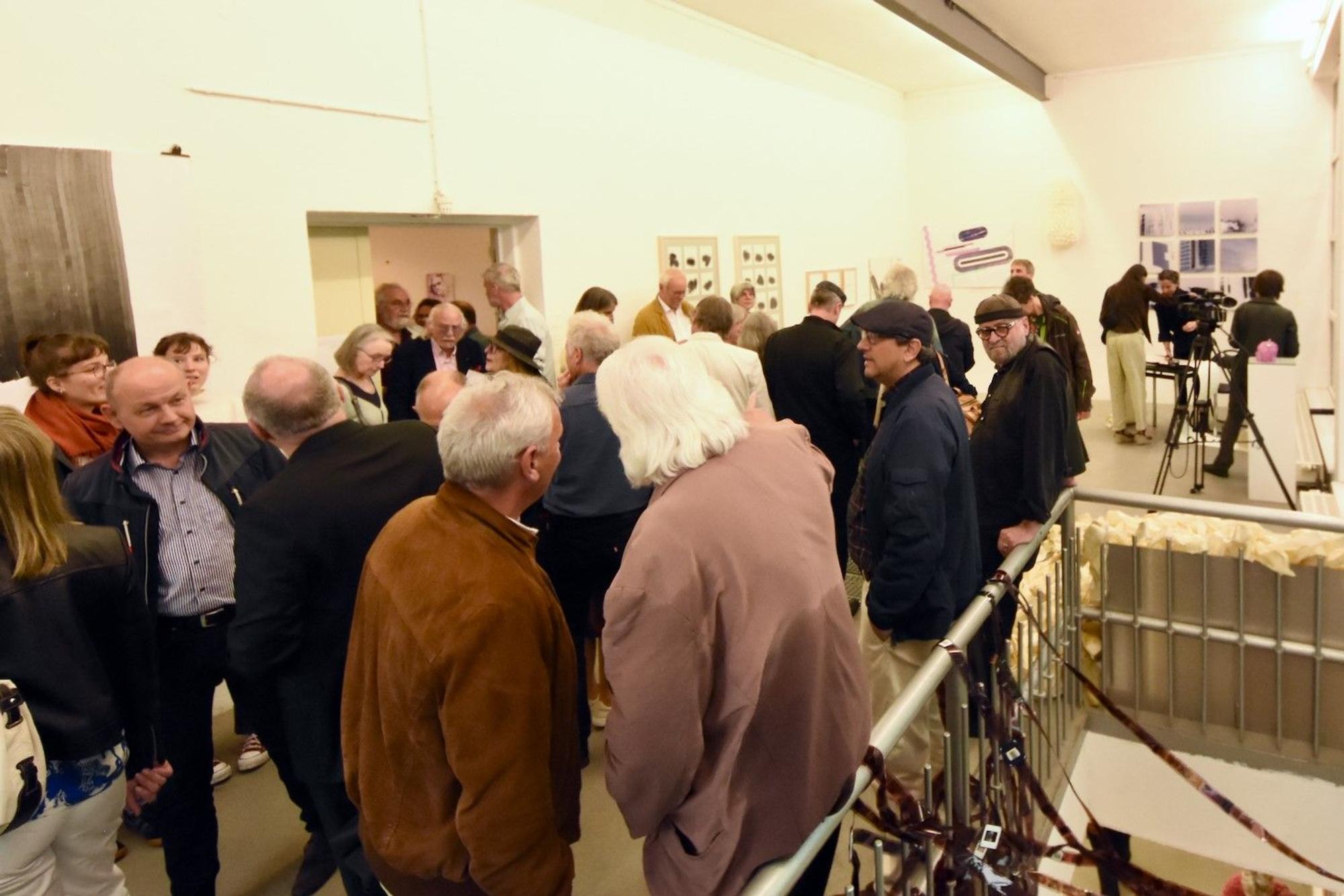 Besucherinnen und Besucher drängen sich in einem Ausstellungsraum.