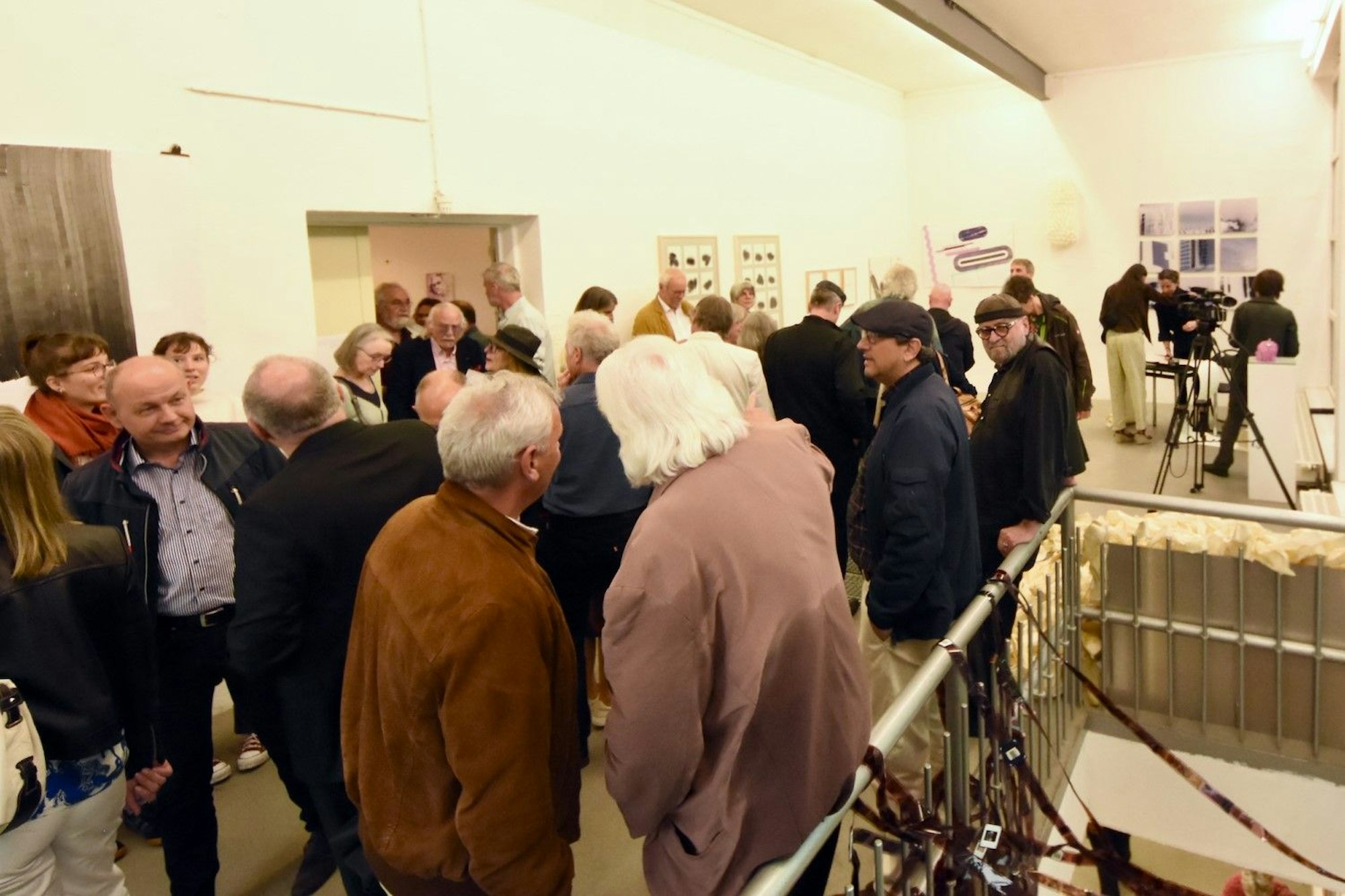 Besucherinnen und Besucher drängen sich in einem Ausstellungsraum.
