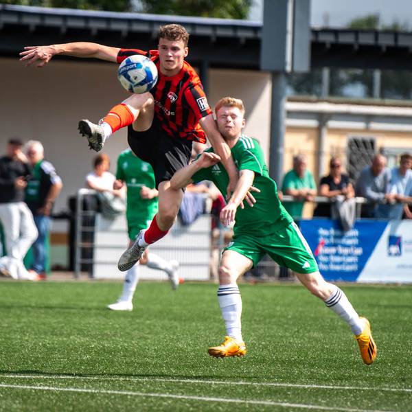 Ein JSG-Erft-Spieler nimmt einen Ball spektakulär in der Luft an.
