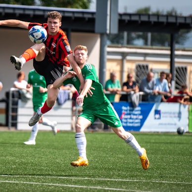 Ein JSG-Erft-Spieler nimmt einen Ball spektakulär in der Luft an.
