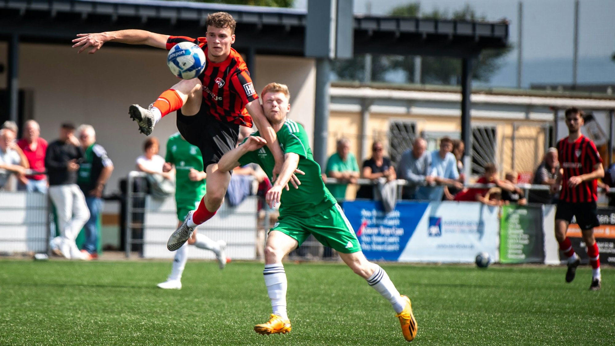 Ein JSG-Erft-Spieler nimmt einen Ball spektakulär in der Luft an.