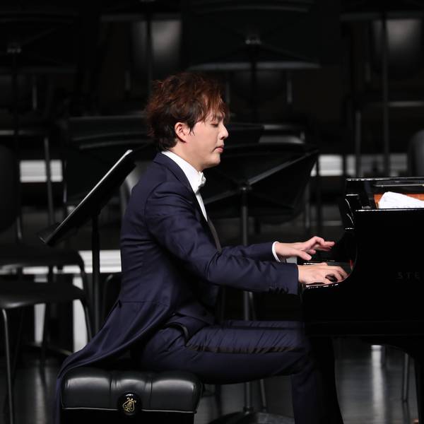 Yundi sitzt am Klavier und spielt.