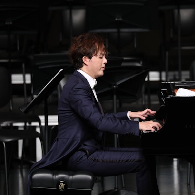 Yundi sitzt am Klavier und spielt.