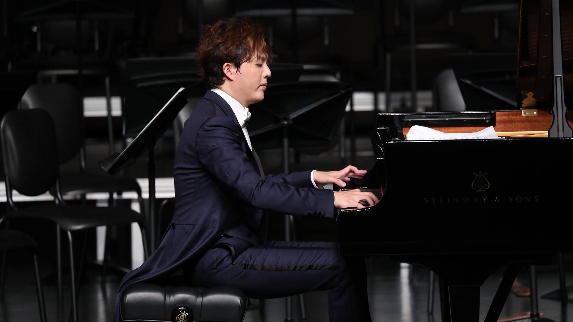 Yundi sitzt am Klavier und spielt.