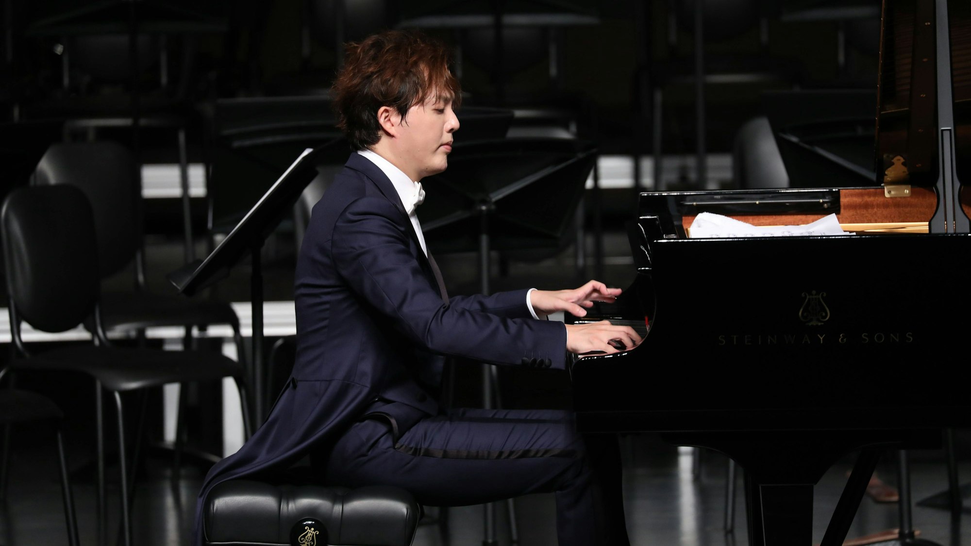 Yundi sitzt am Klavier und spielt.