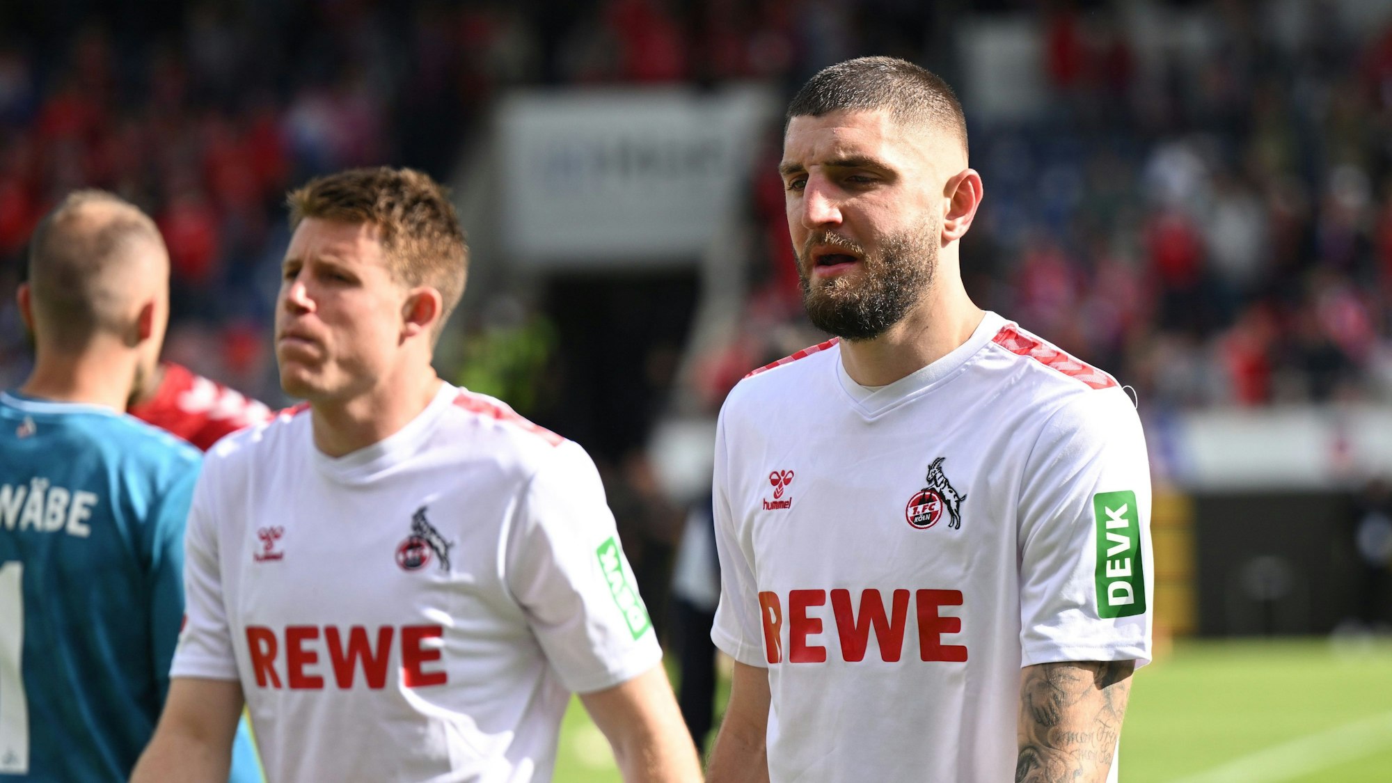 Verteidiger Jeff Chabot vom 1. FC Köln schaut bedrückt nach der 1:4-Niederlage in Heidenheim.