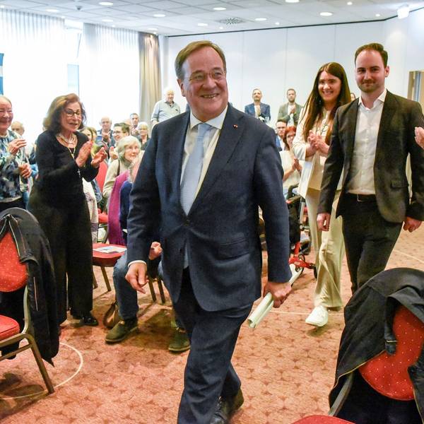 Mit viel Applaus begrüßten rund 140 Gäste den ehemaligen NRW-Ministerpräsidenten Armin Laschet im Brühler H+ Hotel.