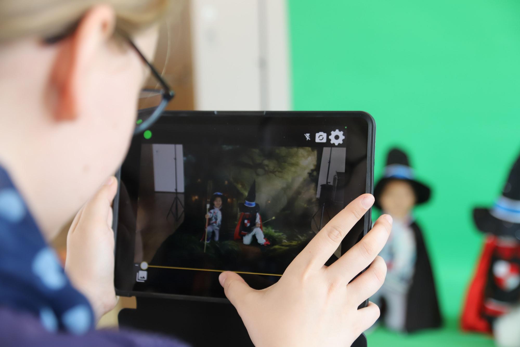 Vor einem Greenscreen konnten sich Kinder wie Erwachsene in en Märchenwald hineinfotografieren lassen.